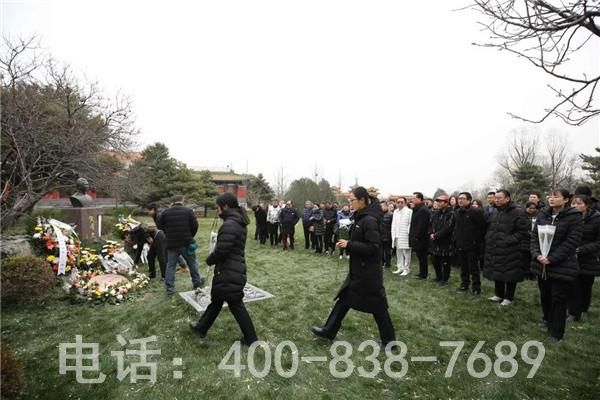 现场嘉宾敬献鲜花 现场嘉宾敬献鲜花